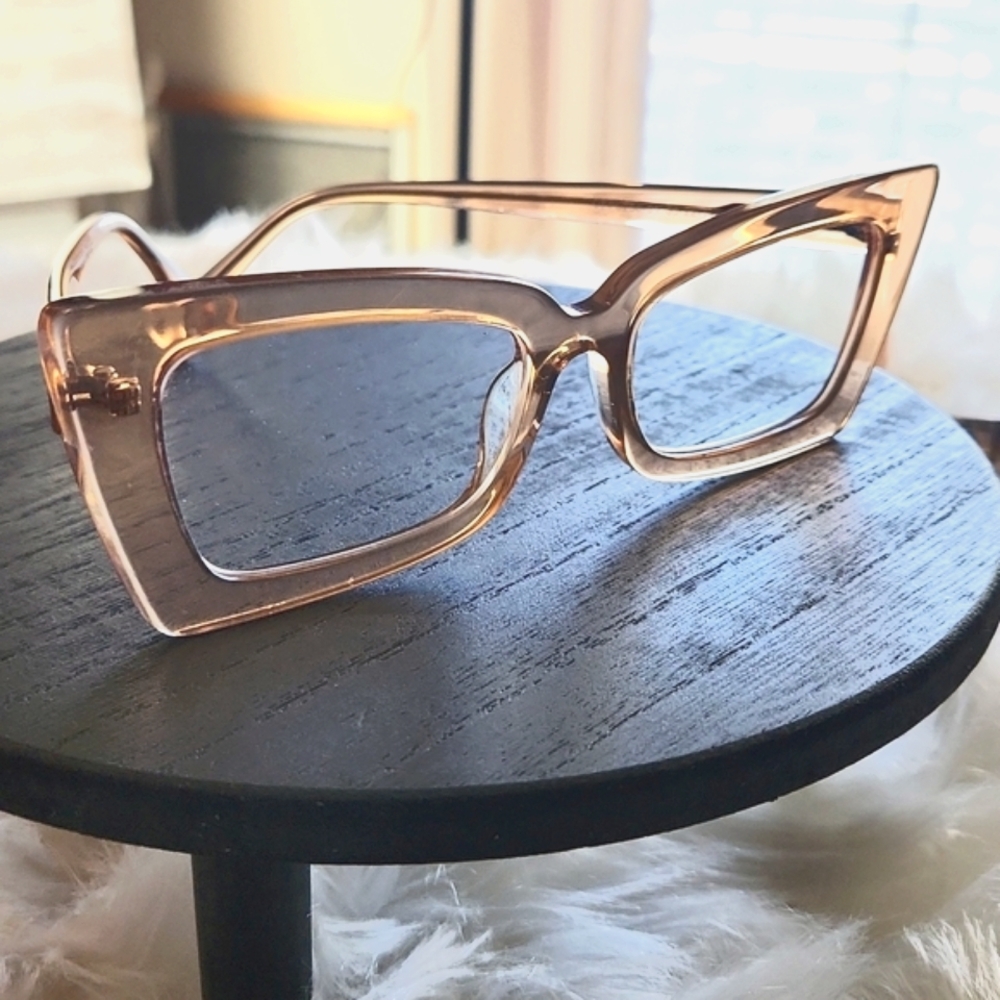 Fashion Eyewear, women's clear trendy eyewear with super cute frame.
